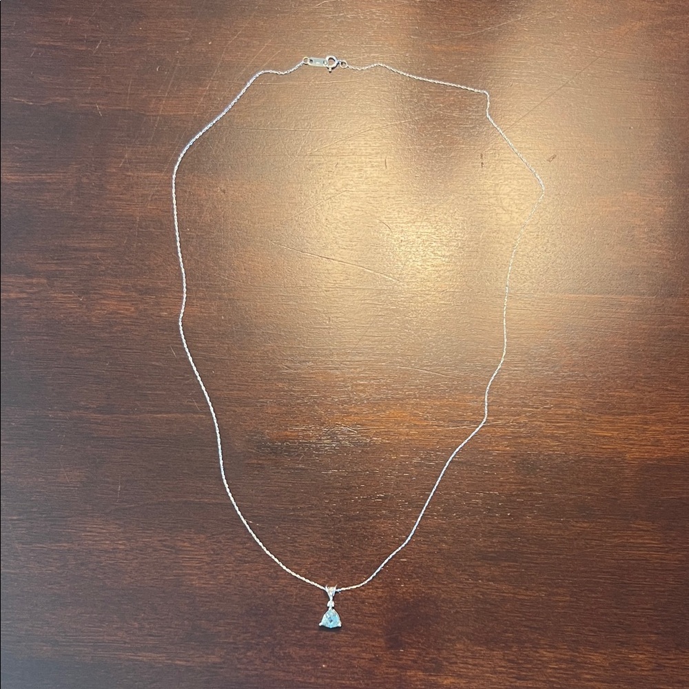 Elegant White Gold Necklace with Aquamarine and Diamond